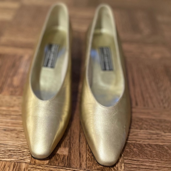 Stuart Weitzman kitten heels - Picture 5 of 5